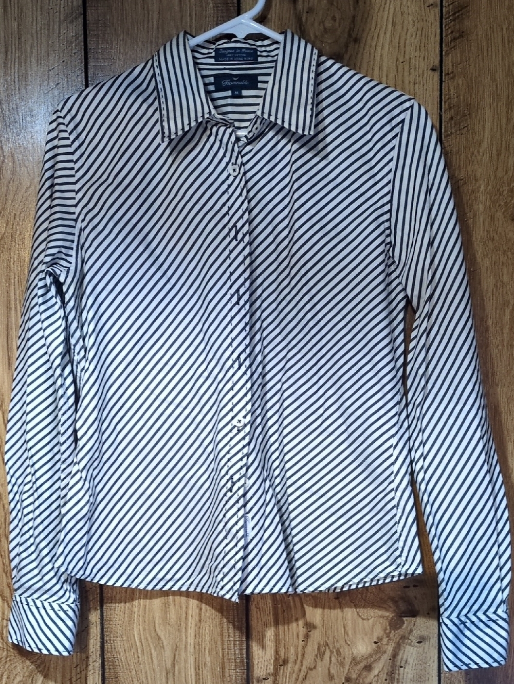 Vintage Women's Facconable Black and White Stripe Long Sleeve Button-Down Shirt
